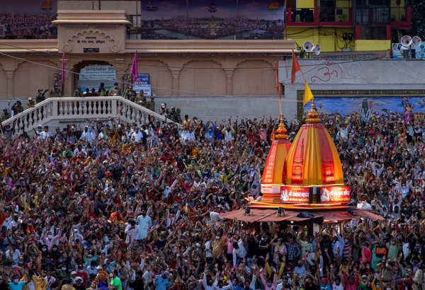 These pictures show how devotees in large number arrive at Kumbh Mela