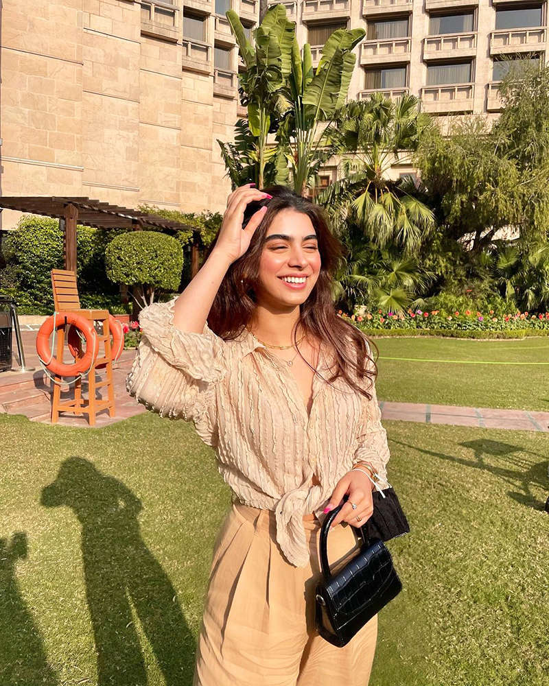 Khushi Kapoor’s captivating pictures in these trendy outfits are surely worth a thousand words!