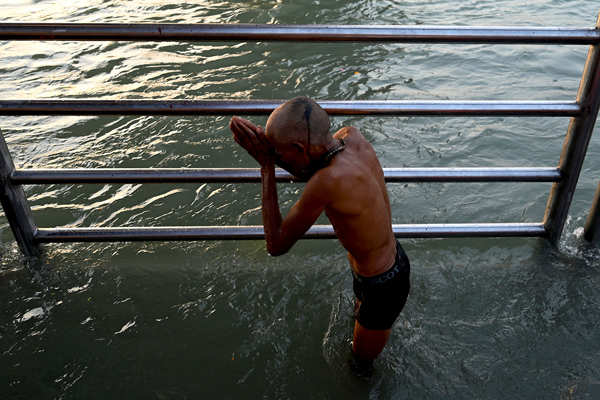 These pictures show how devotees in large number arrive at Kumbh Mela