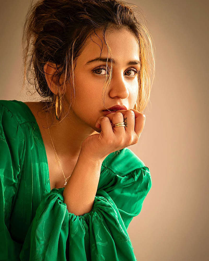 Aisha Sharma sets temperatures soaring with her new breathtaking pictures