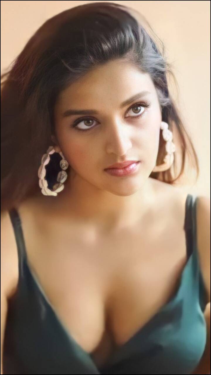 Nidhhi Agerwal steams up the internet with IRRESISTIBLE postures | Times of  India
