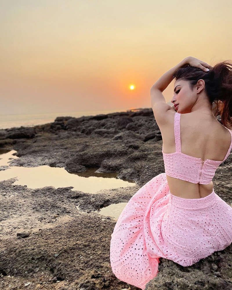 New pool pictures of Mouni Roy are breaking the internet