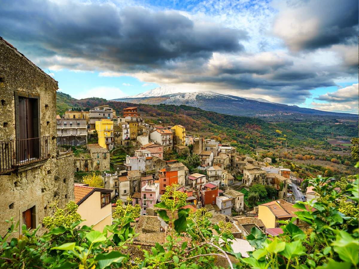La città italiana di Castiglione de Cecilia vende case per 90 rupie