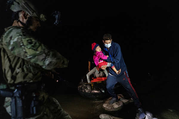 Migrants cross into US under cover of night