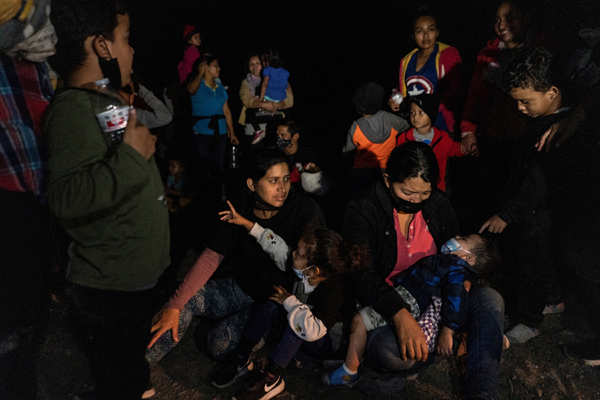 Migrants cross into US under cover of night