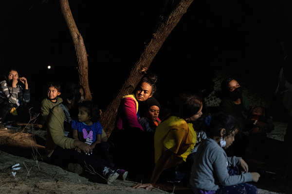 Migrants cross into US under cover of night