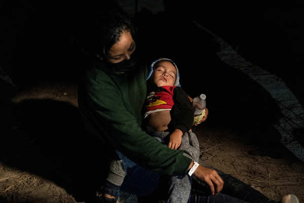 Migrants cross into US under cover of night