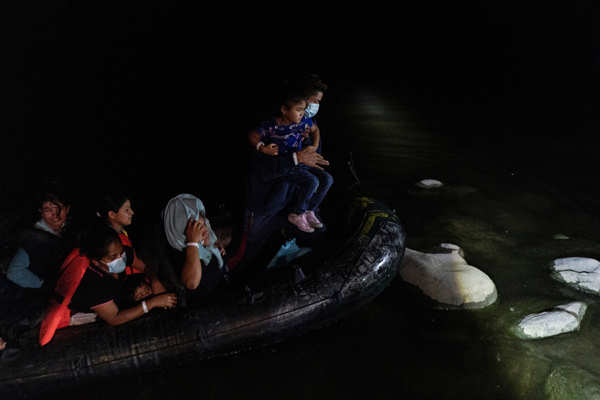 Migrants cross into US under cover of night