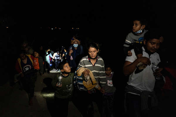 Migrants cross into US under cover of night