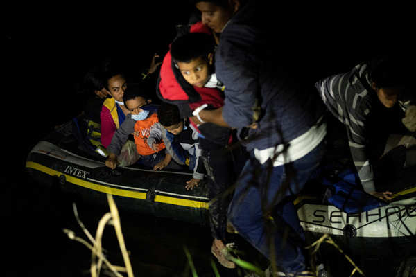 Migrants cross into US under cover of night