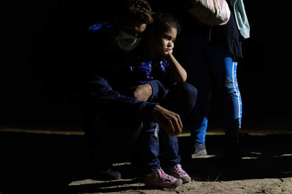 Migrants cross into US under cover of night