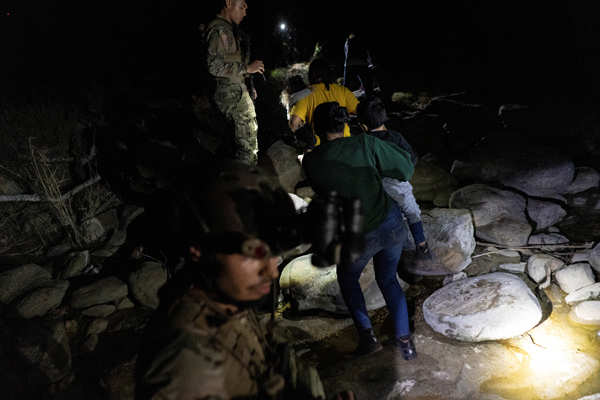 Migrants cross into US under cover of night