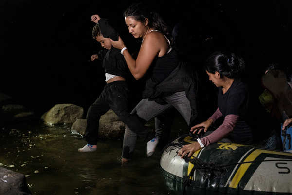 Migrants cross into US under cover of night