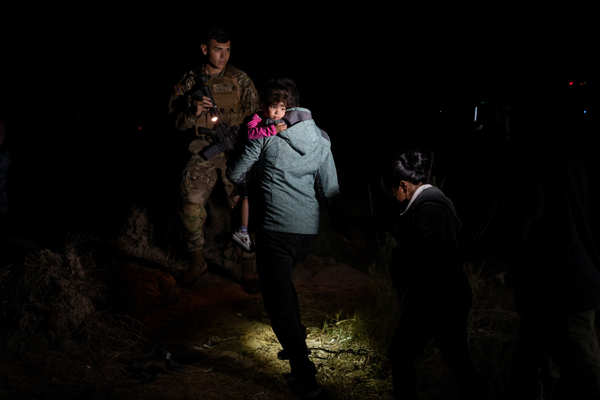 Migrants cross into US under cover of night