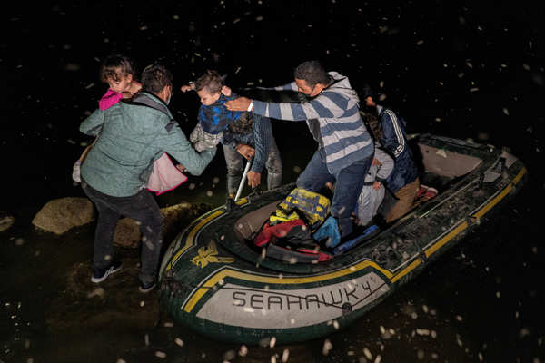 Migrants cross into US under cover of night