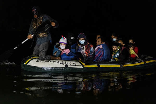 Migrants cross into US under cover of night
