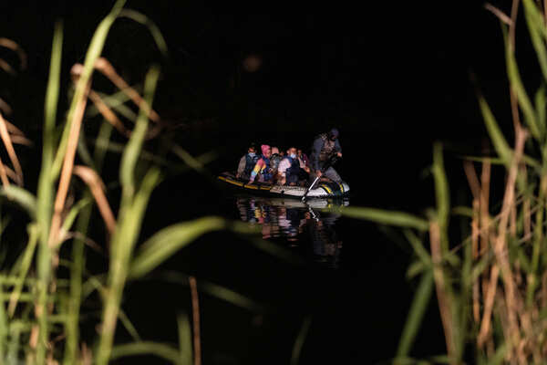 Migrants cross into US under cover of night