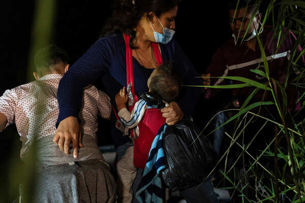 Migrants cross into US under cover of night