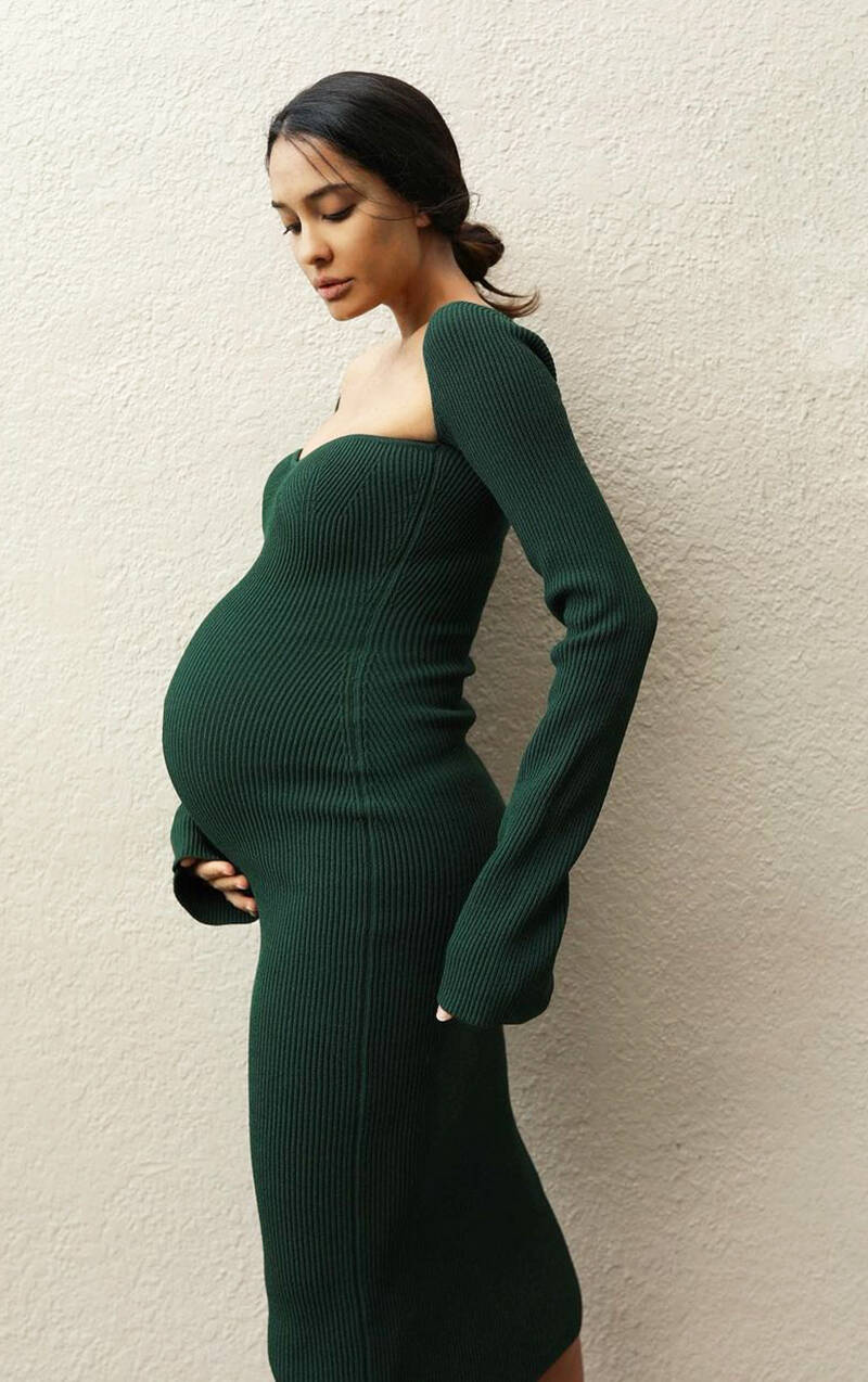 Mom-to-be Lisa Haydon flaunts her baby bump in these new pictures