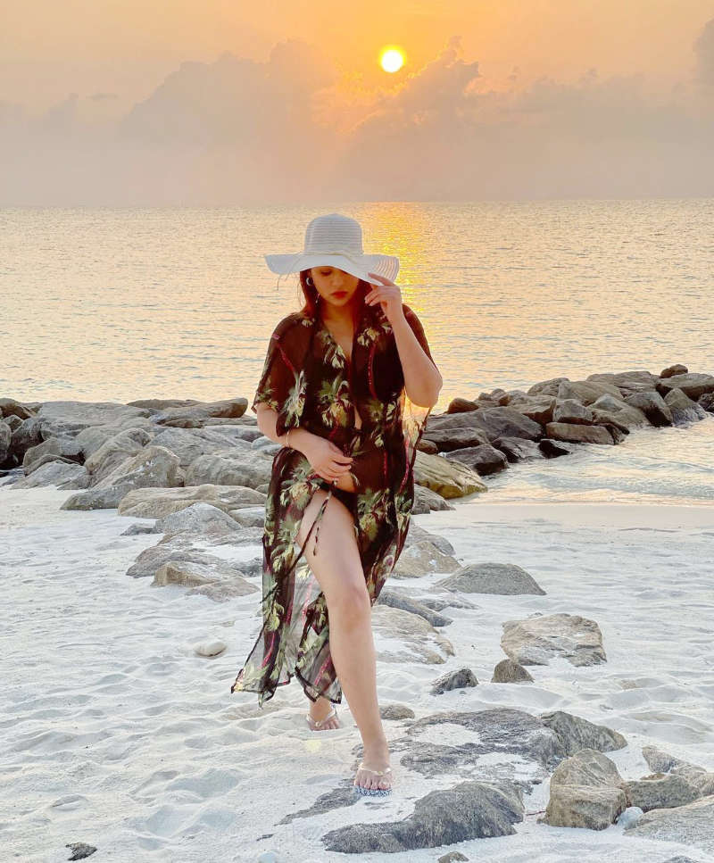 Beach vacation pictures of Punjabi beauty Mandy Takhar