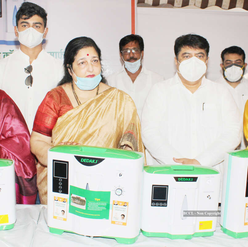 Anuradha Paudwal distributes oxygen concentrators to hospitals - Vimarsana News