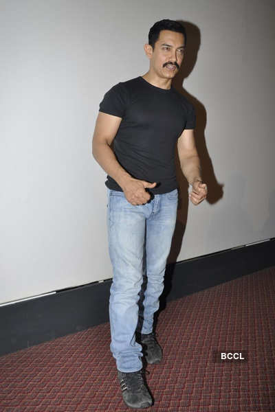 Aamir at press conference for 'Delhi Belly'