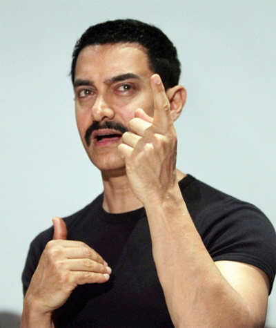 Aamir at press conference for 'Delhi Belly'