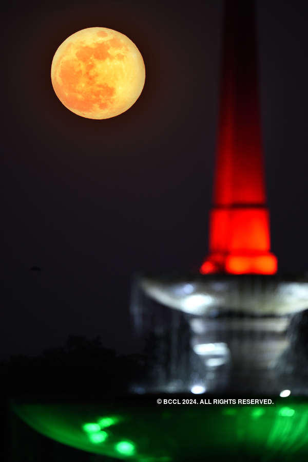 Spectacular pictures of "Super Blood Moon" go viral