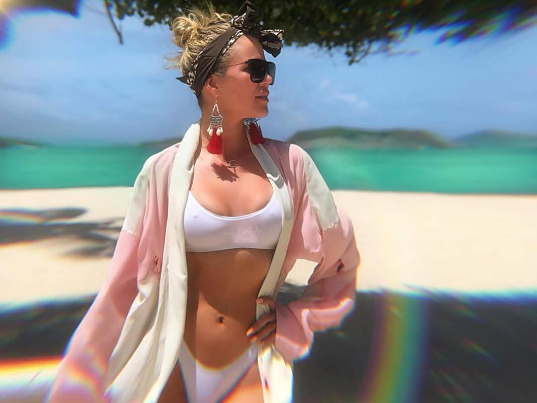 <BR> is turning up the heat with her new beach vacation pictures