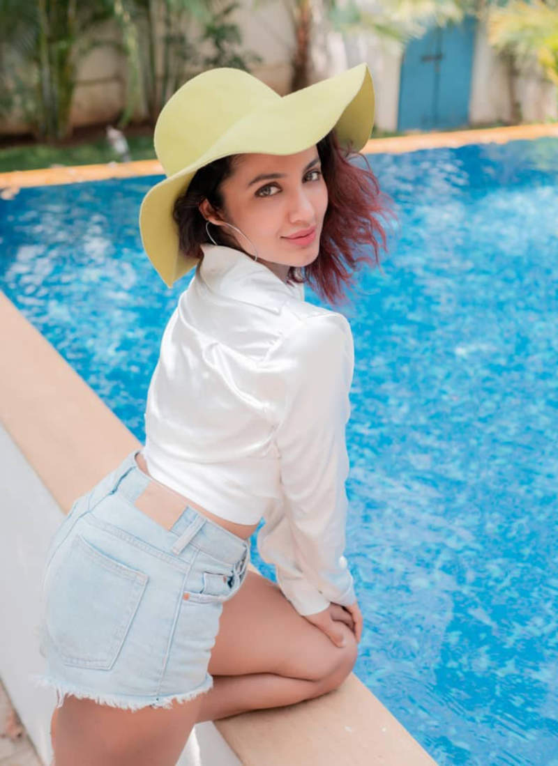 Telugu diva Tejaswi Madivada is creating new waves on social media with her vacation pictures