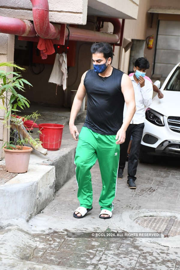 #ETimesSnapped: Paparazzi pictures of your favourite celebs