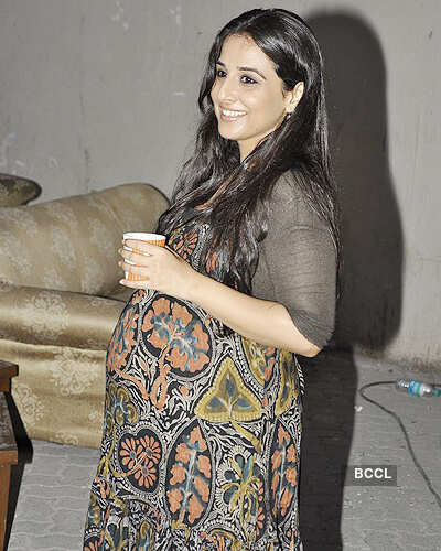 Vidya shows off baby bump?