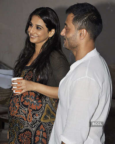 Vidya shows off baby bump?