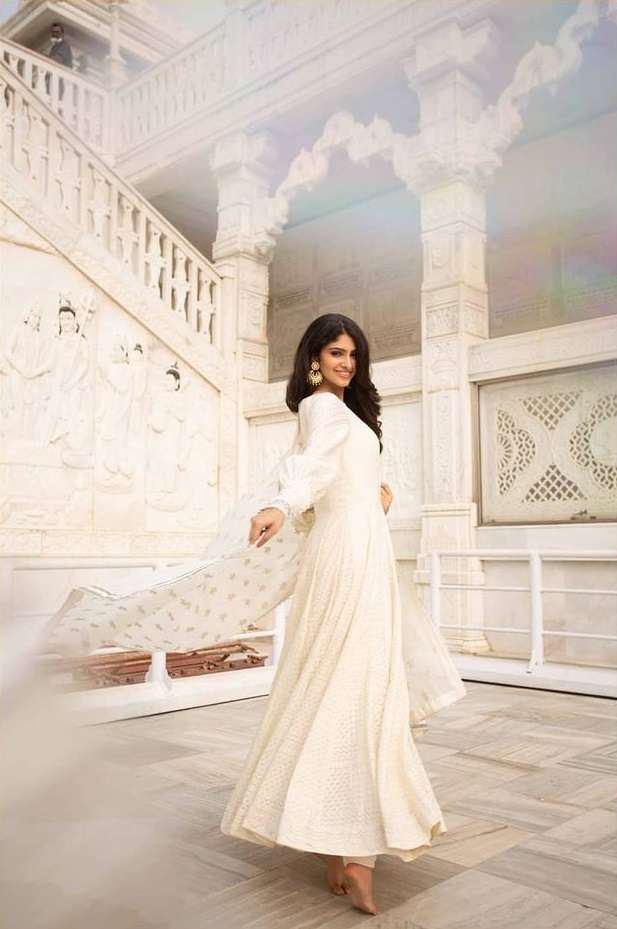 Blue-White Combination Traditional Designer Navratri Couple Dress at Rs  4699.00 | Party Wear Lehenga, Lehenga Choli, लहंगा - Ahesas Fashion, Surat  | ID: 2852417493891