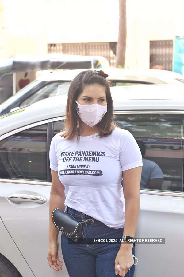 #ETimesSnapped: Paparazzi pictures of your favourite celebs