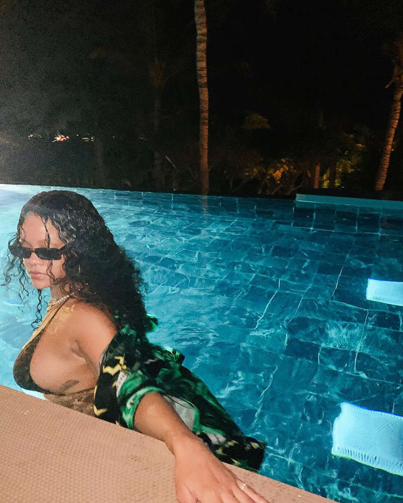 Pop icon Rihanna steams up cyberspace with her new bewitching pictures