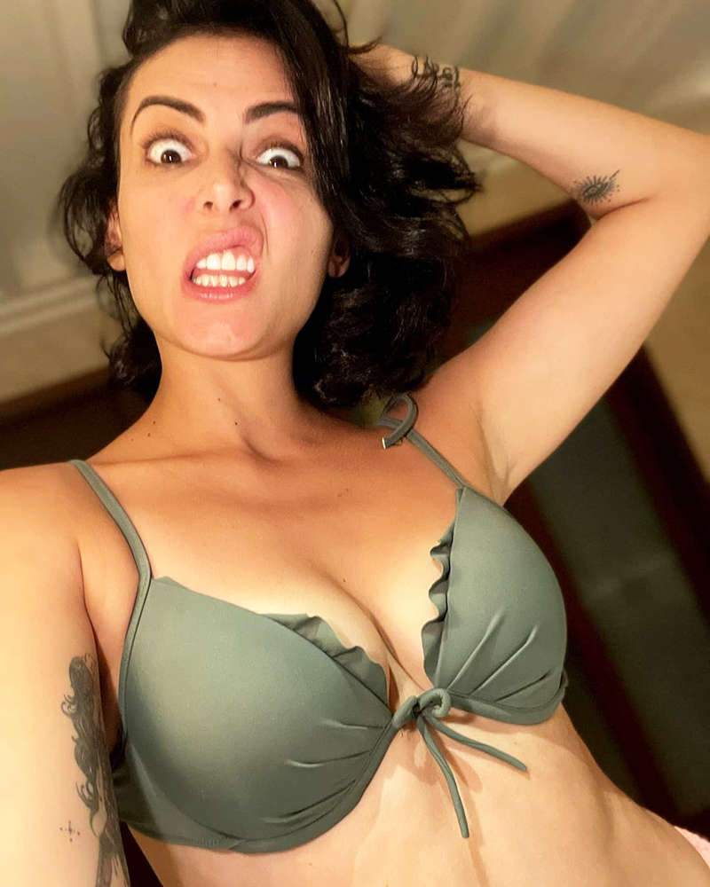 Mandana Karimi is teasing with her new captivating photoshoot