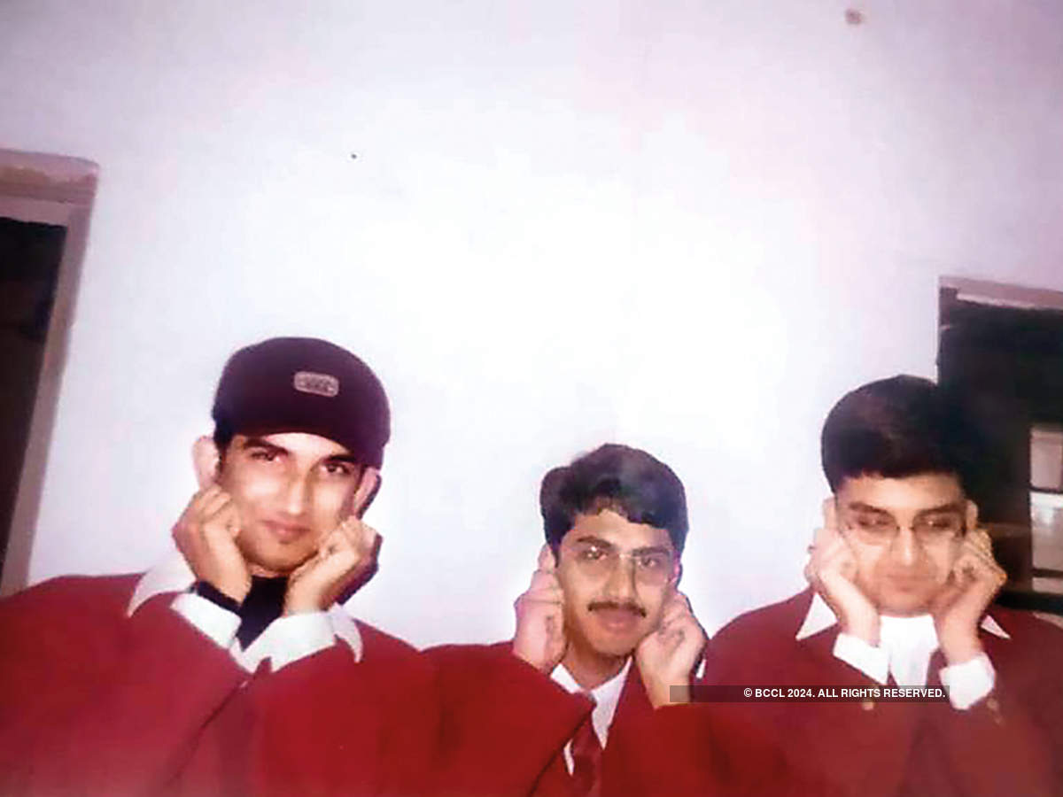 (L-R) Sushant with his school  friends Vivek Sridhar and Navya Jindal.  Navya had earlier shared that the three of them got in trouble for  joking and laughing in class on their first day of school