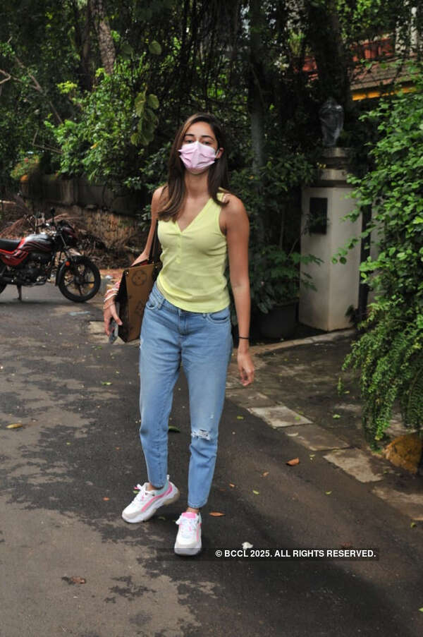 #ETimesSnapped: Paparazzi pictures of your favourite celebs