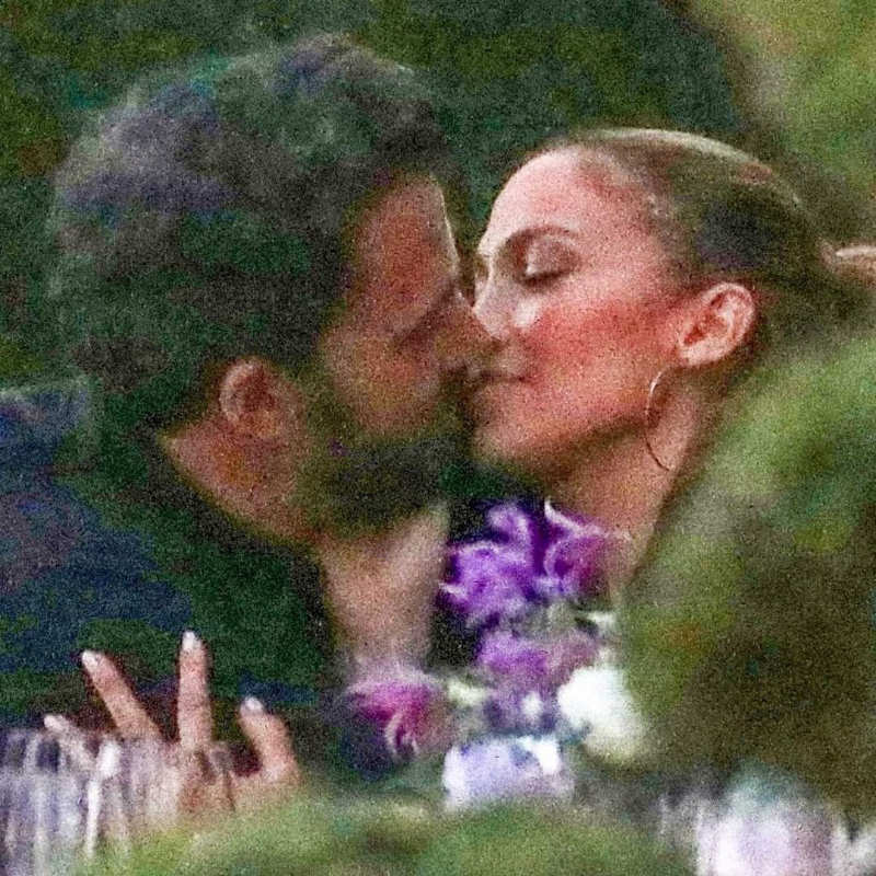 Jennifer Lopez & Ben Affleck’s fans can’t keep calm after Katy Perry shared their kissing picture on social media