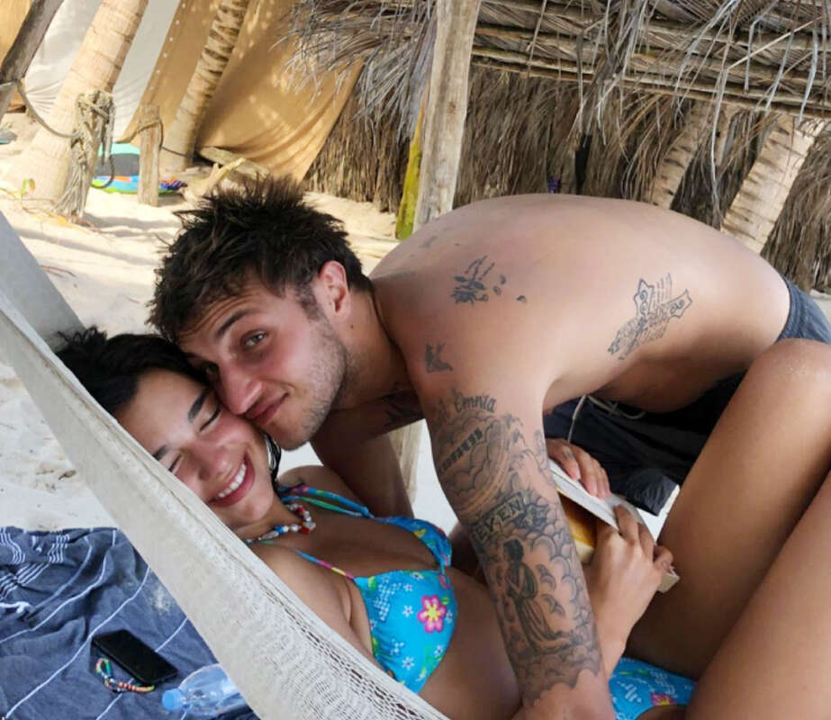 Pool pictures of Dua Lipa are our ultimate summer mood!