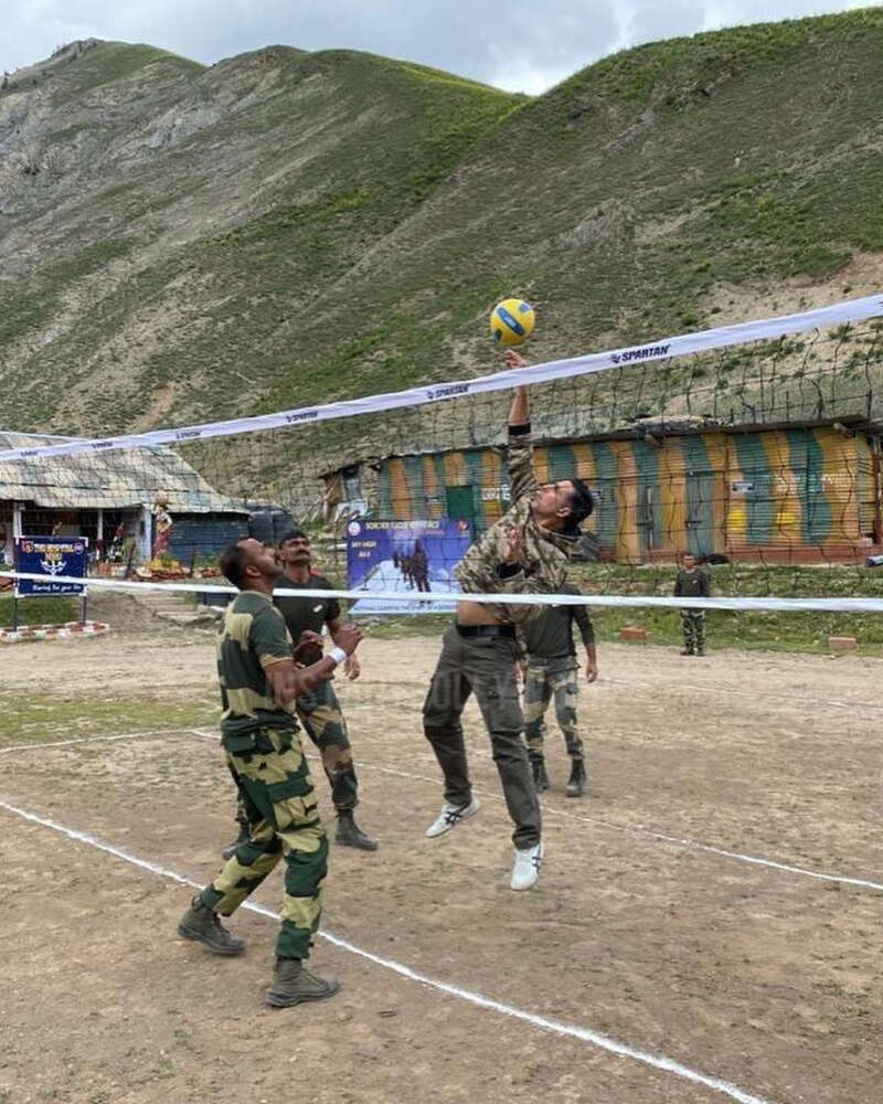 These pictures of Akshay Kumar spending time with BSF personnel you simply can&rsquo;t miss!