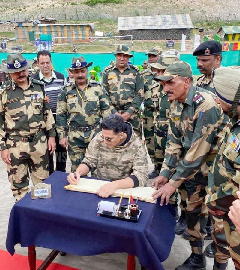These pictures of Akshay Kumar spending time with BSF personnel you simply can&rsquo;t miss!