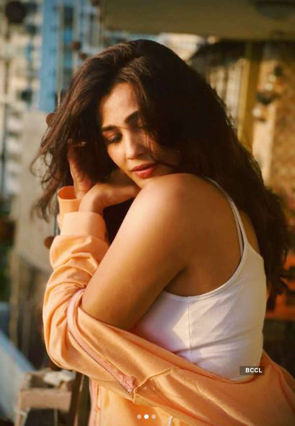 Daisy Shah is teasing with her bewitching pictures