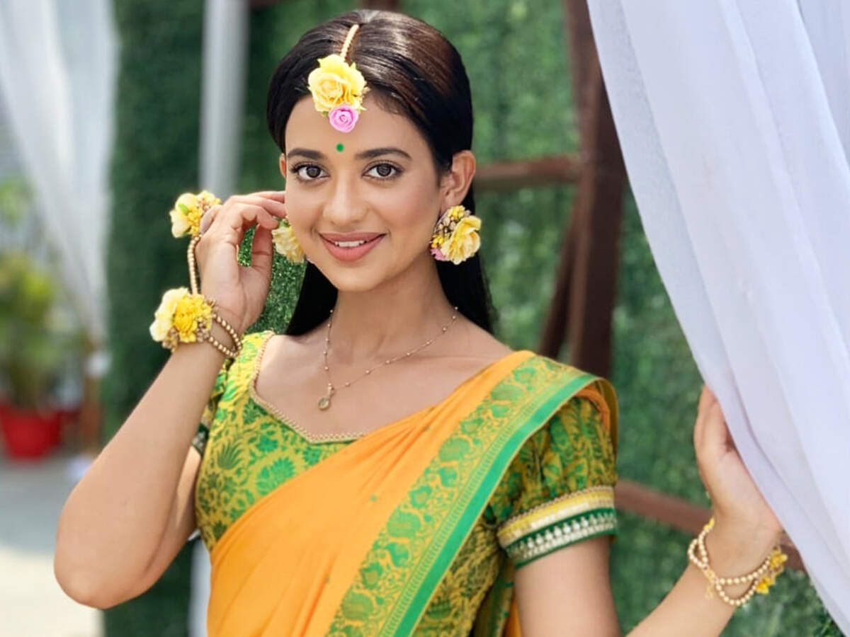 Shruti sharma plays an item girl named Kahani Verma in the show Namak Issk Ka