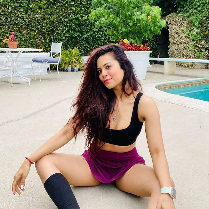 Shah Rukh Khan’s reel life daughter Sana Saeed shakes up the internet with her gorgeous pictures!