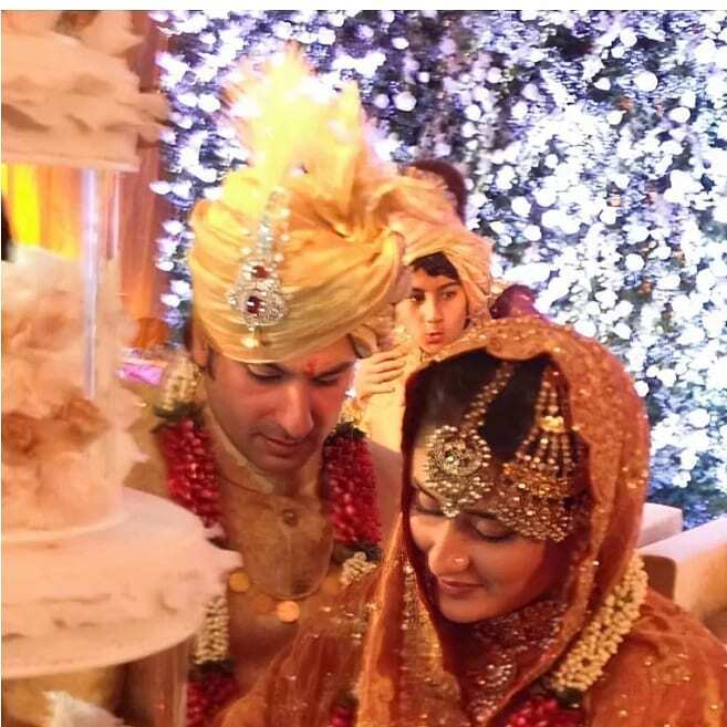 Kareena Kapoor Khan This Picture Of Kareena Kapoor And Saif Ali Khan Cutting A Giant Cake At Their Wedding Is Going Viral On The Internet