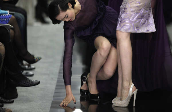 20 pictures of international models who tripped and fell on the runway