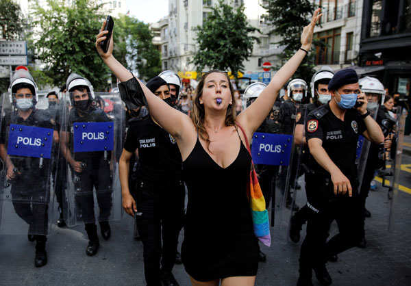 Pics: Clashes erupt after Pride parades banned in Turkey