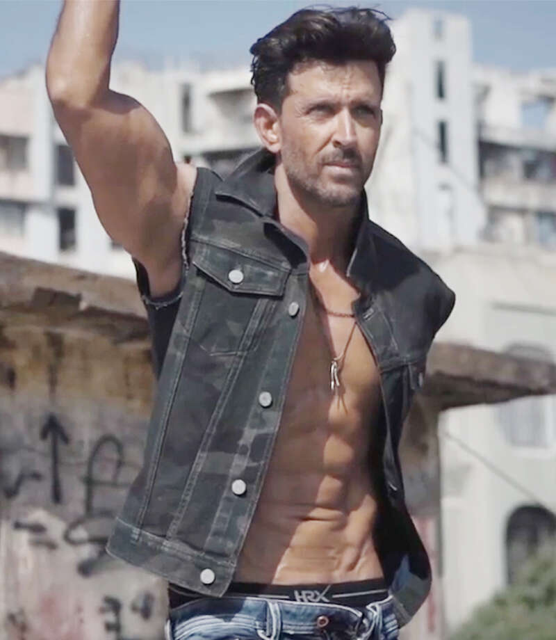 New shirtless pictures of Bollywood heartthrob Hrithik Roshan sweeps the internet!